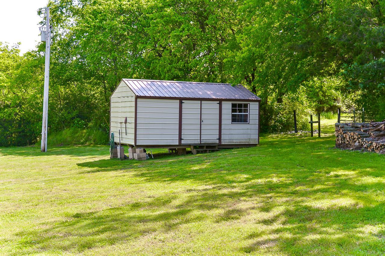 3747 New Herman Road Fayetteville, TN 37334 - Photo 29 of 30 a backyard of a house with plants and large trees