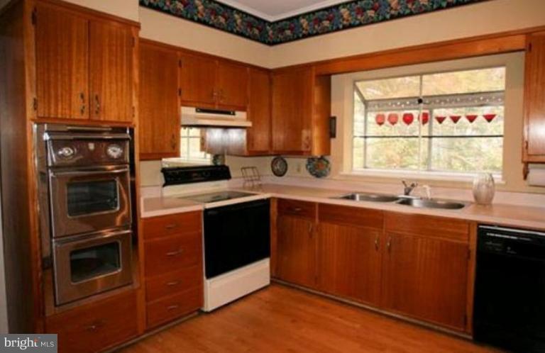 466 Forelands Road Annapolis, MD 21401 - Photo 2 of 30 Beautifully appointed kitchen.