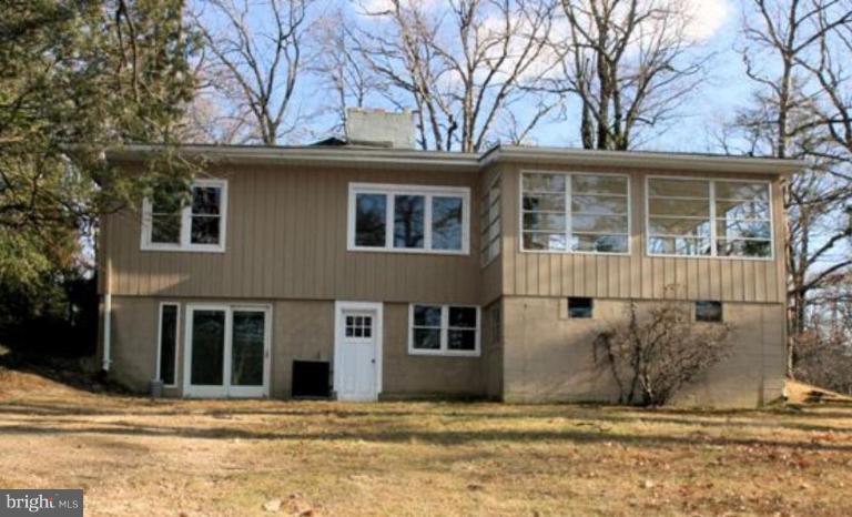 466 Forelands Road Annapolis, MD 21401 - Photo 15 of 30 Side view of home, deep house, large acreage.