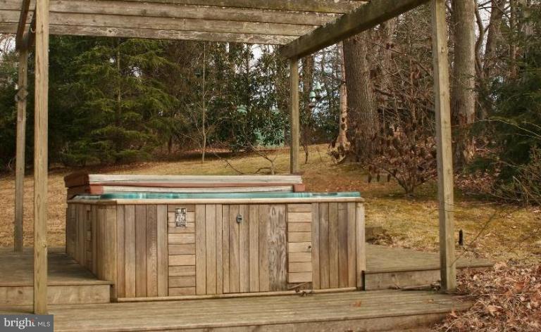 466 Forelands Road Annapolis, MD 21401 - Photo 27 of 30 Hot tub!