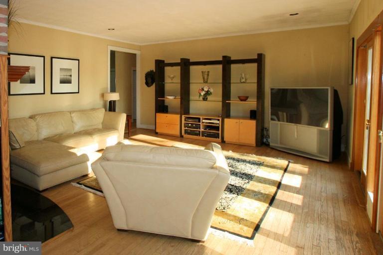 466 Forelands Road Annapolis, MD 21401 - Photo 7 of 30 Large bright livingroom with hardwood throughout.