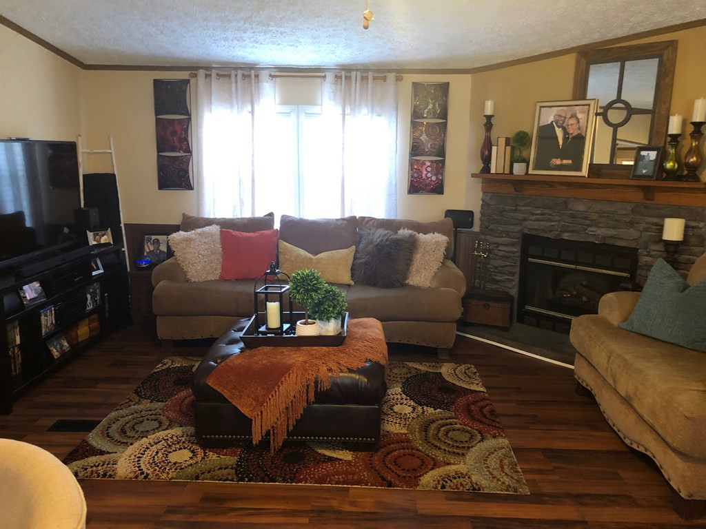626 Indian Road Bowman, SC 29018 - Photo 16 of 27 great room