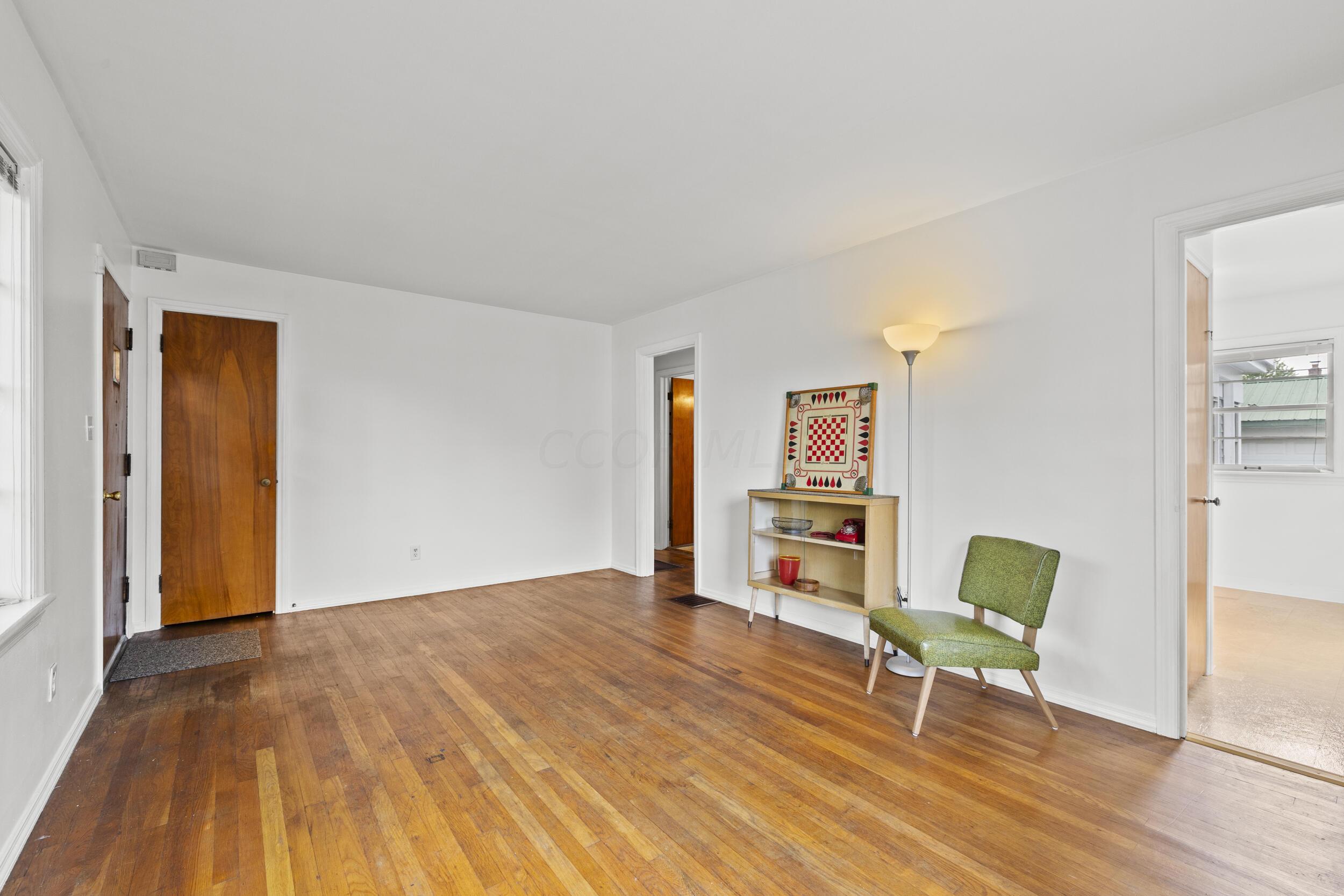 860 South Broadleigh Road Columbus, OH 43209 - Photo 7 of 30 9_living room 03