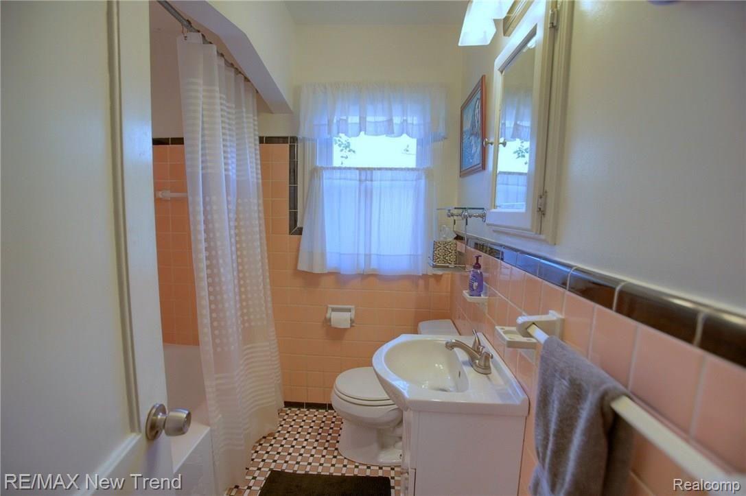 2848 Kenmore Road Berkley, MI 48072 - Photo 15 of 25 Bathroom.jpg