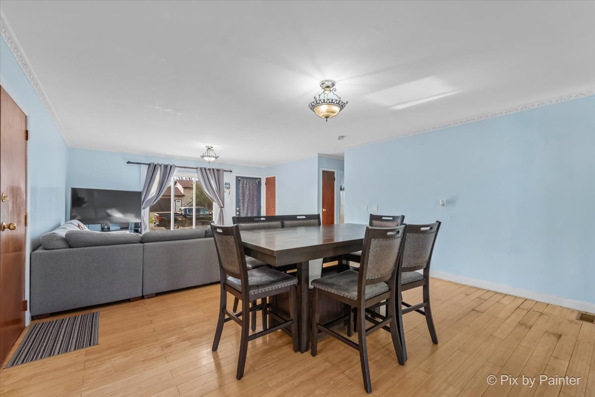 27 South Oltendorf Road Streamwood, IL 60107 - Photo 11 of 31 a view of a dining room with furniture