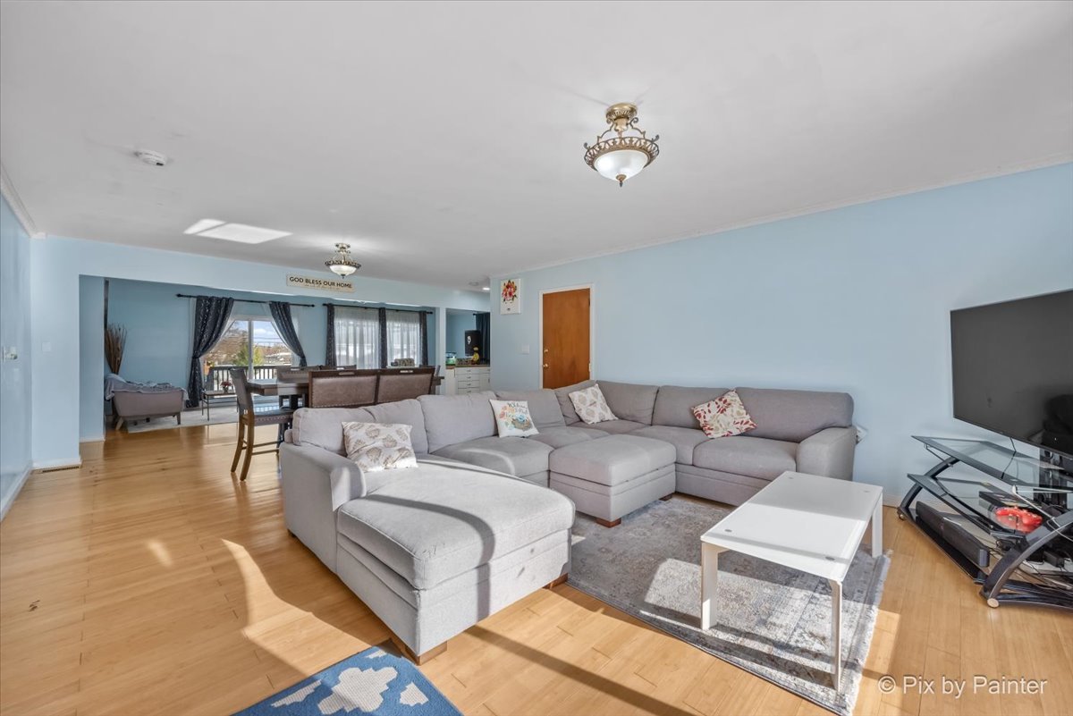 27 South Oltendorf Road Streamwood, IL 60107 - Photo 8 of 31 a living room with furniture and a flat screen tv