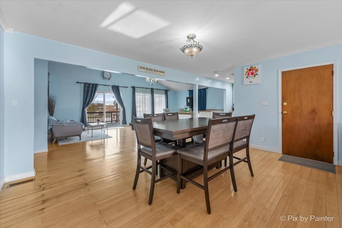 27 South Oltendorf Road Streamwood, IL 60107 - Photo 10 of 31 a view of a dining room with furniture and wooden floor