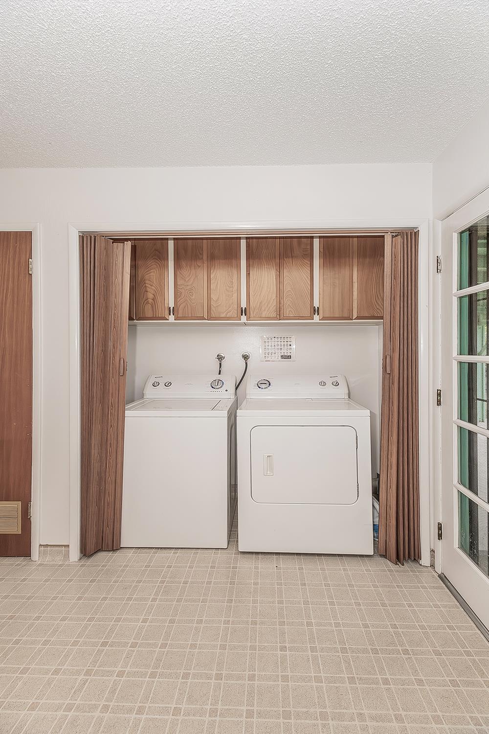 1350 Mill Street Selma, CA 93662 - Photo 16 of 47 a utility room with dryer and washer
