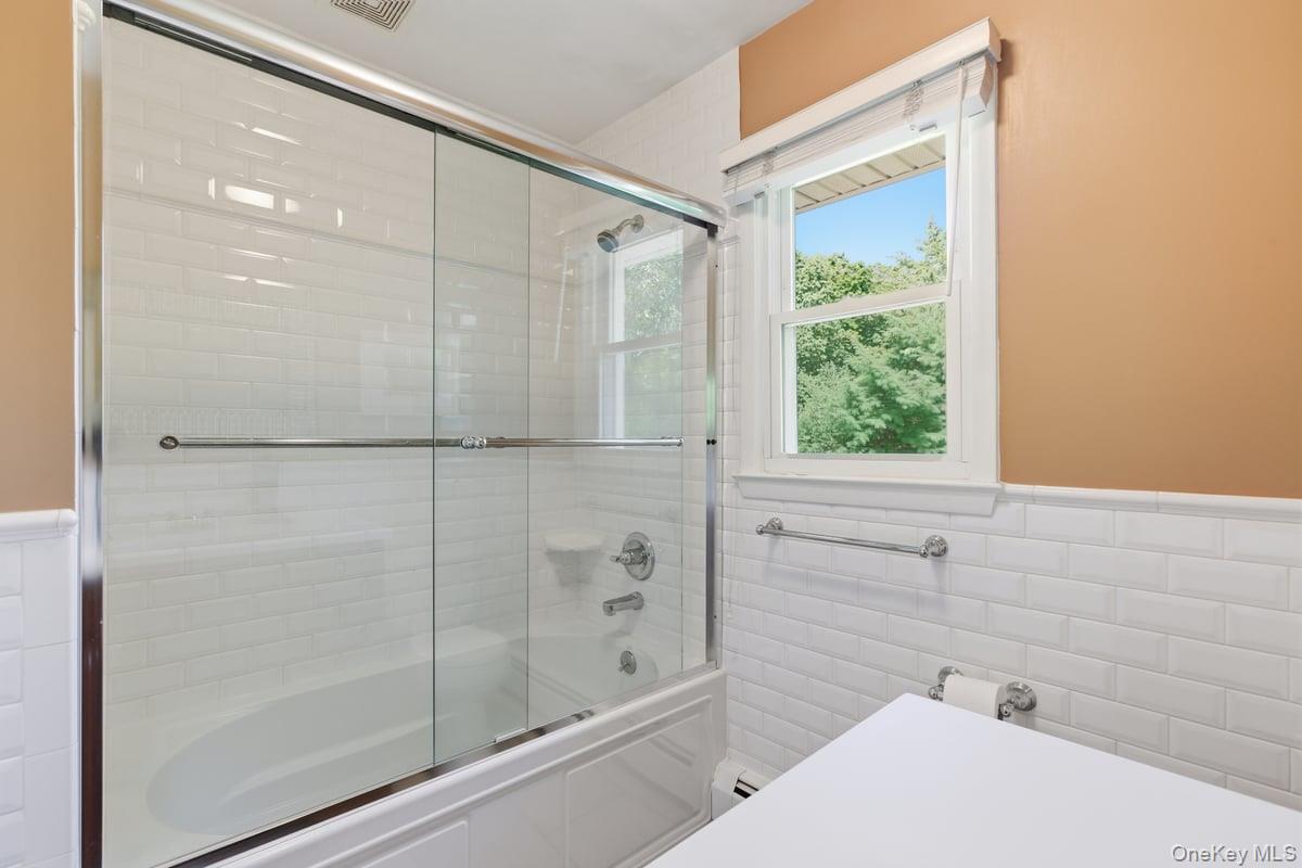 119 Edgewood Road Ossining, NY 10562 - Photo 29 of 50 Alternate view of Hall Bathroom showing the well kept tub