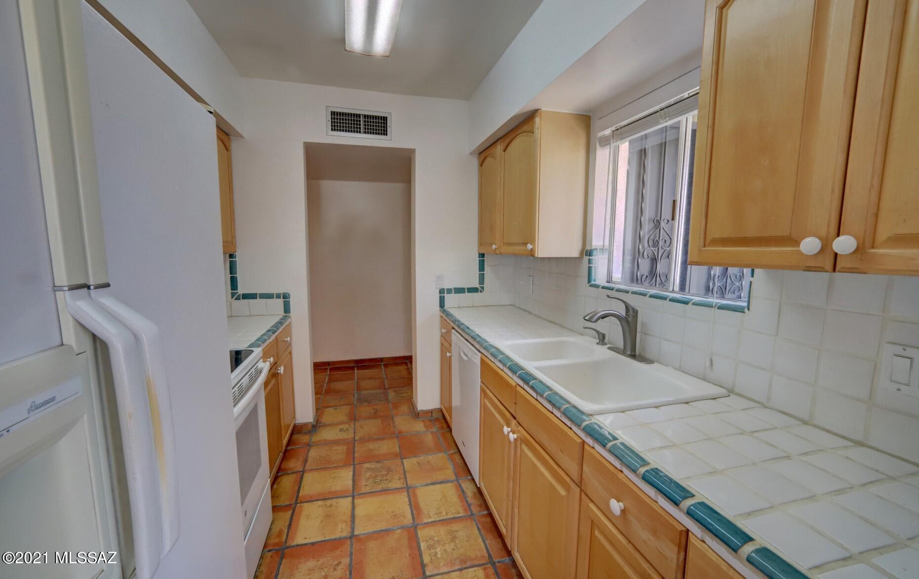 660 East River Road, Unit I Tucson, AZ 85704 - Photo 15 of 37