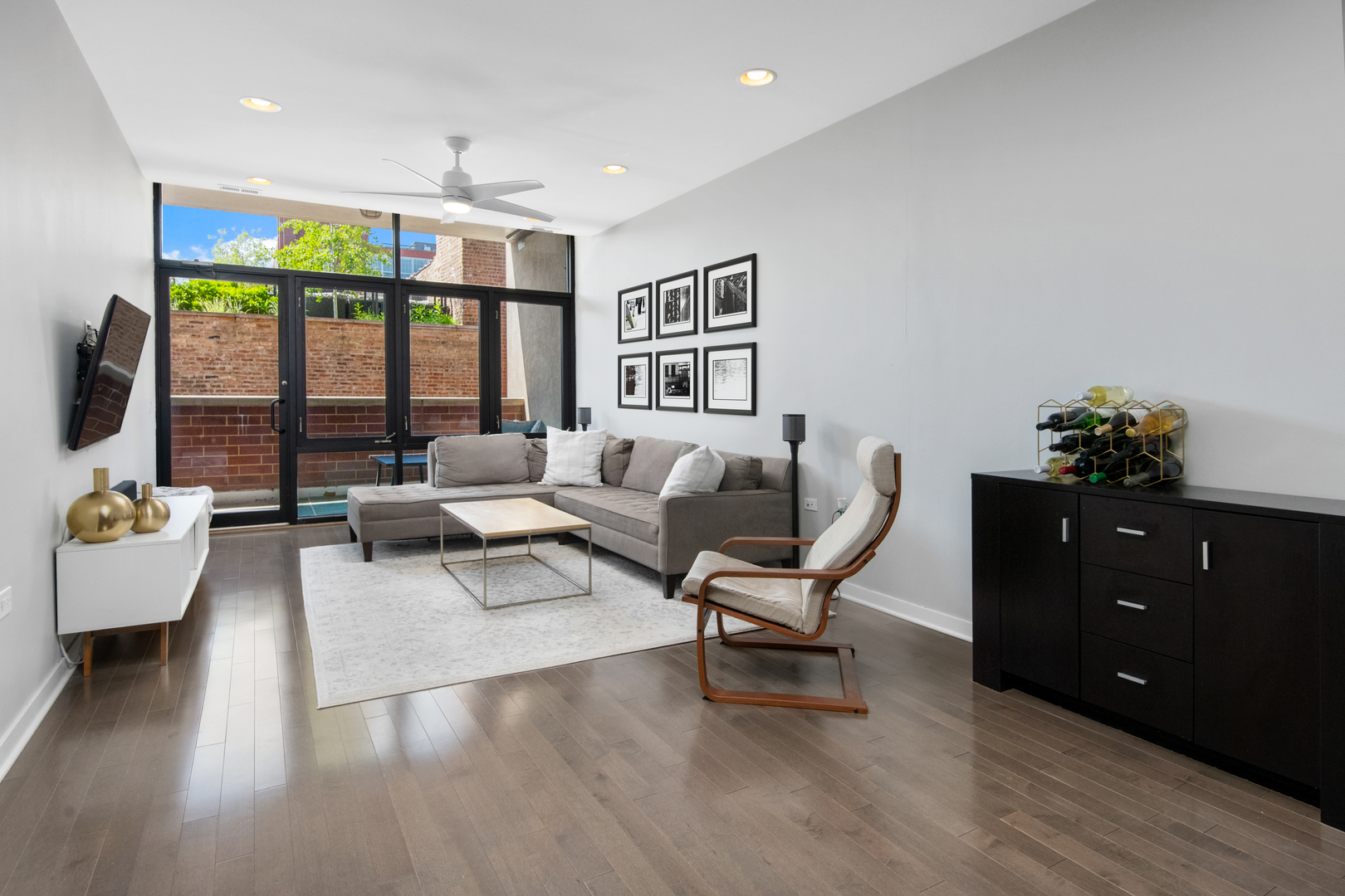 3946 North Ravenswood Avenue, Unit 409 Chicago, IL 60613 - Photo 2 of 14 Gallery Image 2