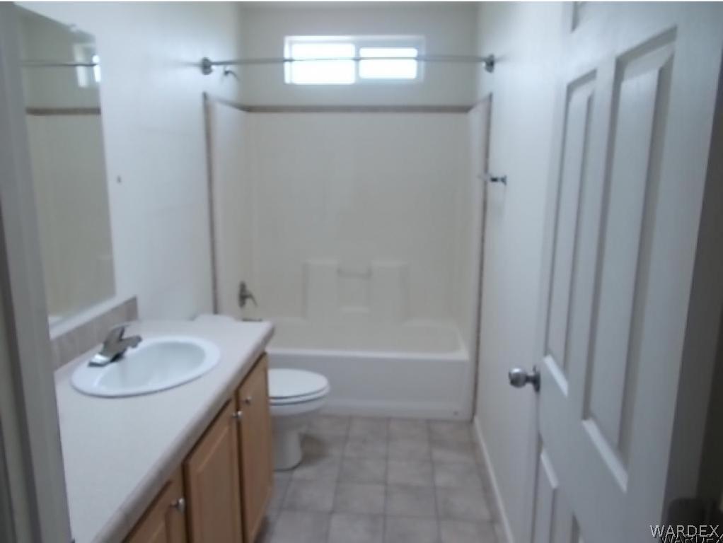 2012 Gold Road Kingman, AZ 86401 - Photo 11 of 24 Hall bath