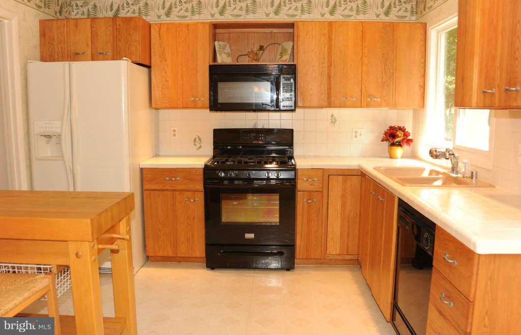 6915 Gillings Road Springfield, VA 22152 - Photo 8 of 30 Kitchen