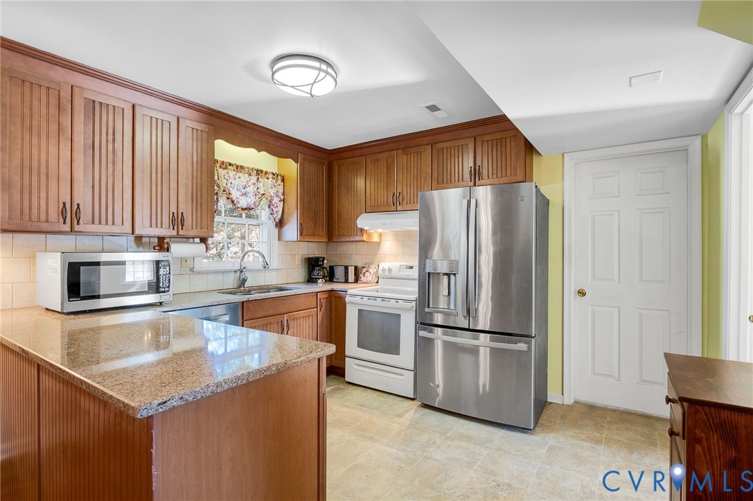 8994 Becton Road Glen Allen, VA 23060 - Photo 10 of 29 Kitchen with some appliances with stainless steel