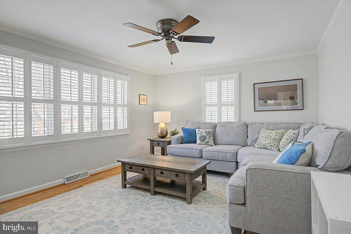 6 Briar Road Wilmington, DE 19803 - Photo 11 of 29 Adjacent family room with wide windows