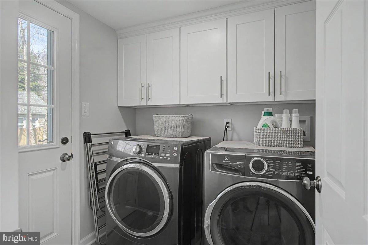 6 Briar Road Wilmington, DE 19803 - Photo 13 of 29 Bright laundry room with door to backyard