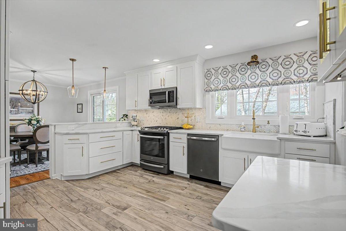 6 Briar Road Wilmington, DE 19803 - Photo 8 of 29 Beautiful quartz countertops, soft close drawers