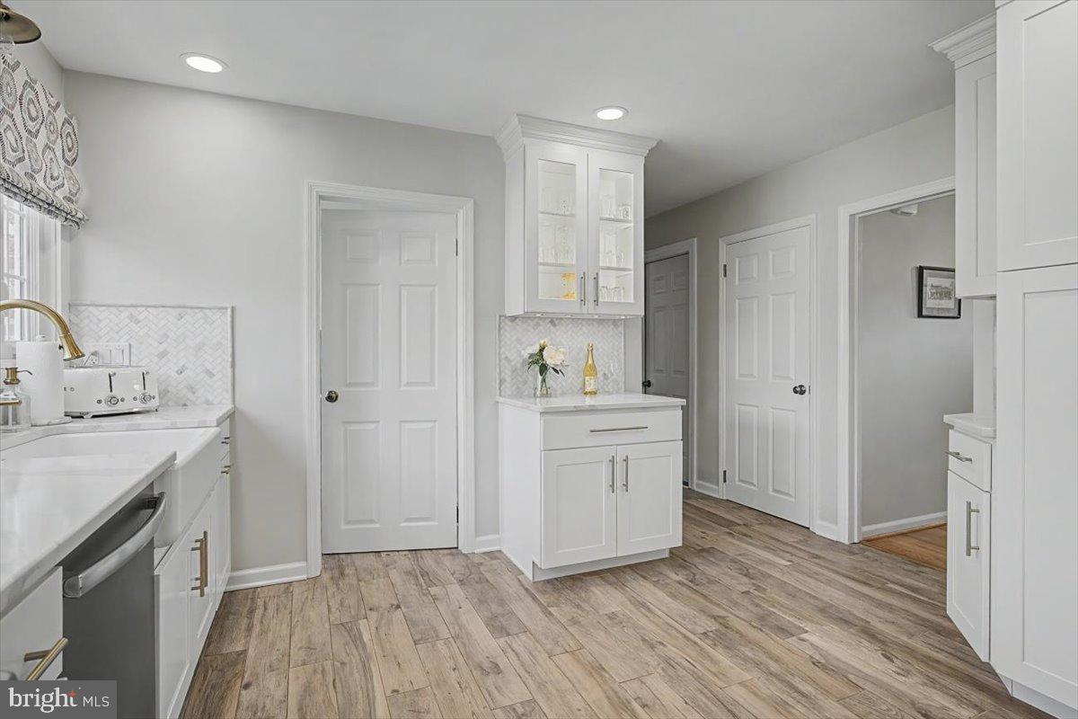 6 Briar Road Wilmington, DE 19803 - Photo 10 of 29 Updated flooring and beverage bar