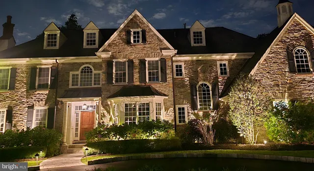 a view of livingroom with furniture