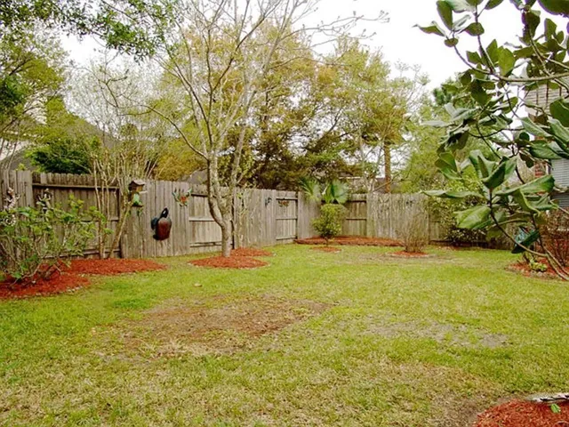 a view of a yard with basketball court
