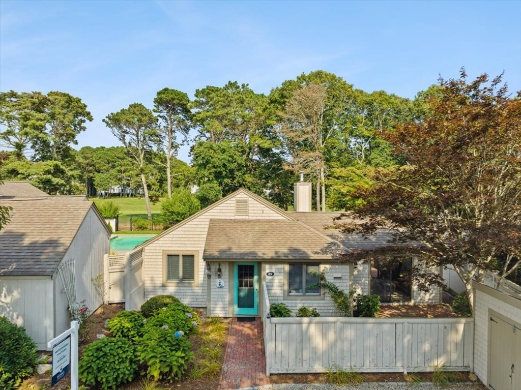 39 Brassie Way Mashpee, MA 02649 - Photo 2 of 40