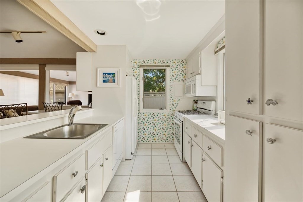 39 Brassie Way Mashpee, MA 02649 - Photo 4 of 40