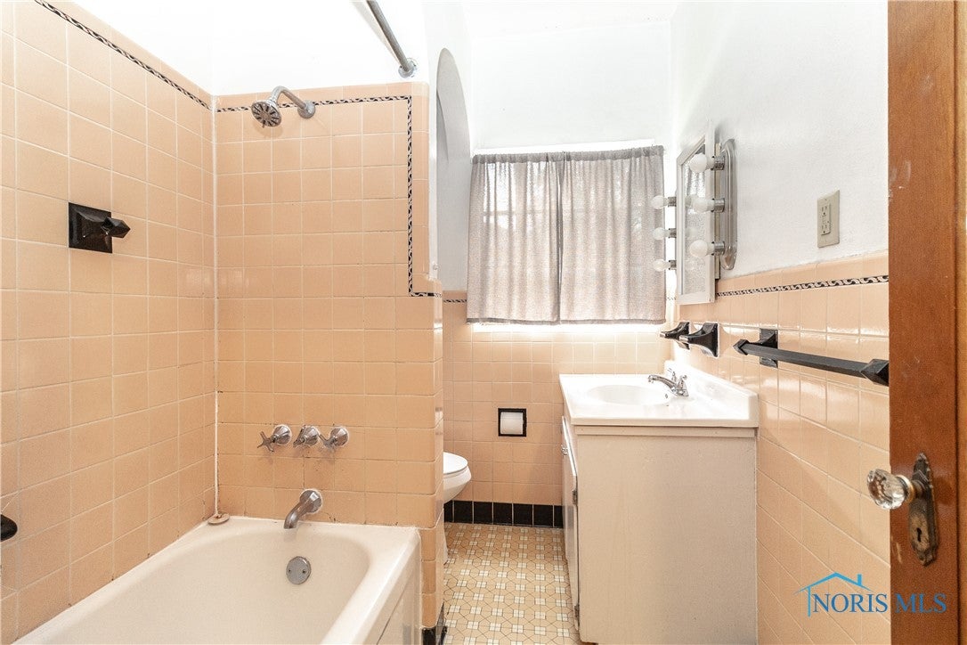 2017 Wyndhurst Road Toledo, OH 43607 - Photo 25 of 46 Full bath