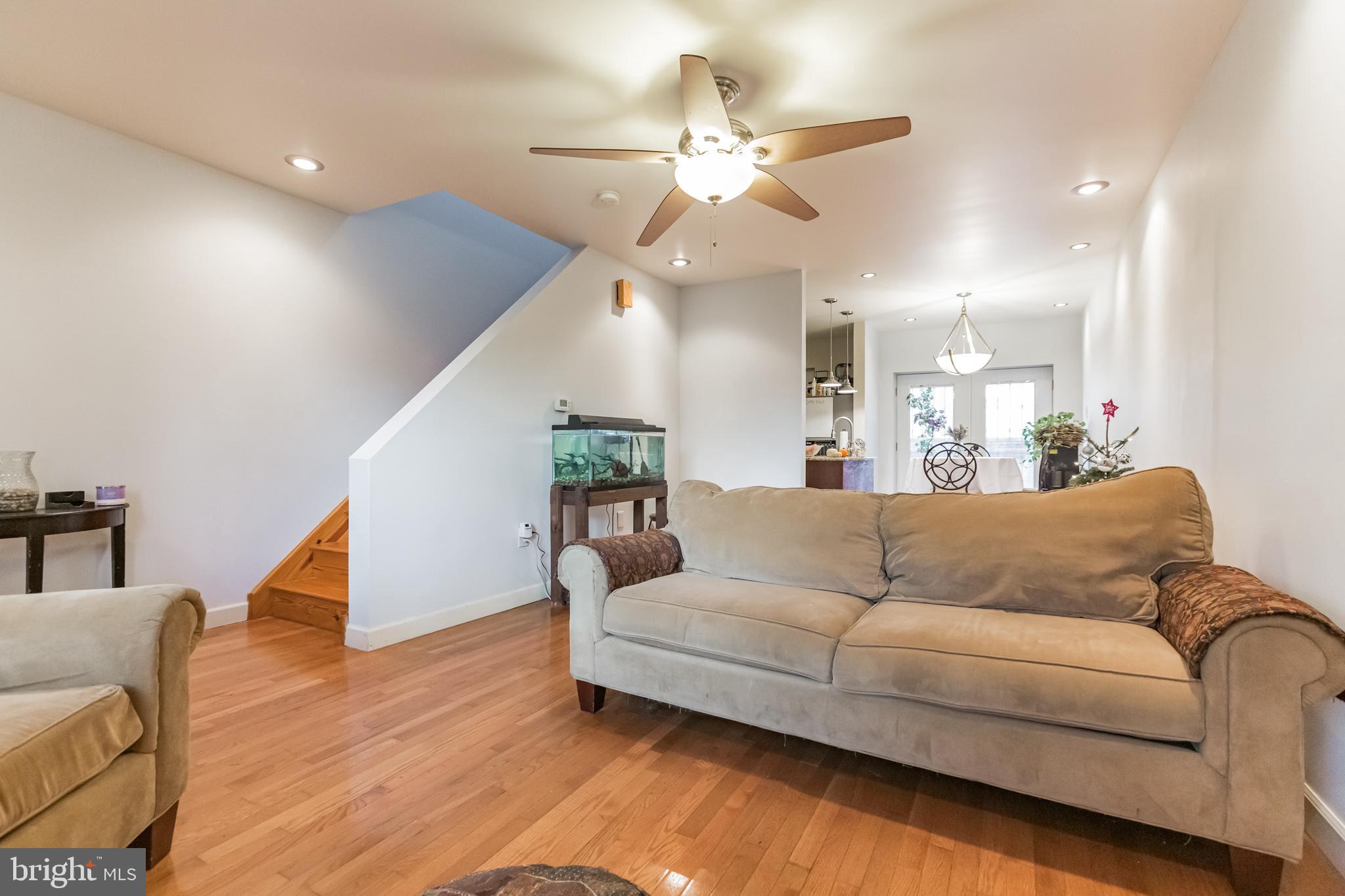925 Atwood Road Philadelphia, PA 19151 - Photo 5 of 24 Living-room