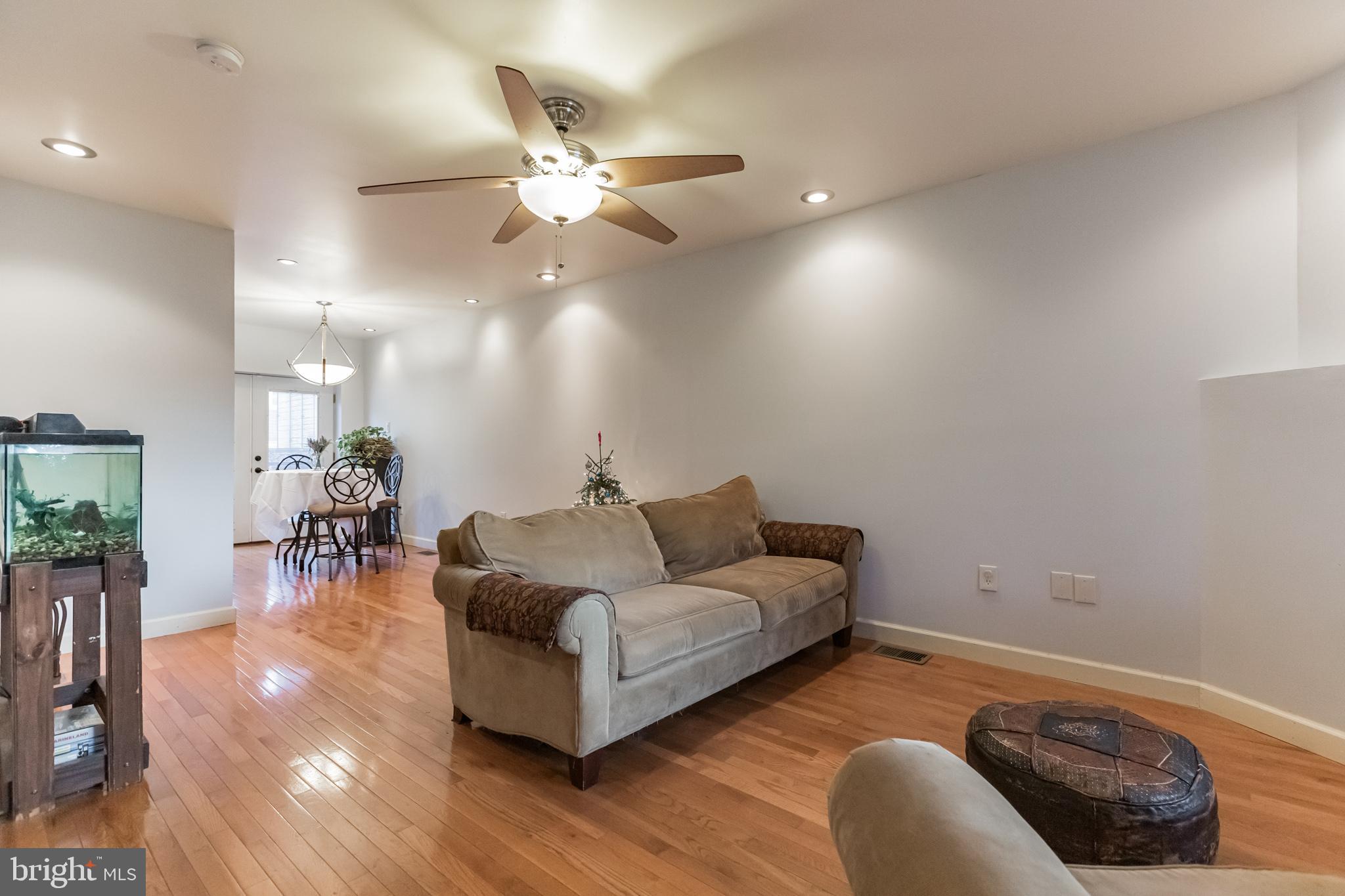 925 Atwood Road Philadelphia, PA 19151 - Photo 6 of 24 Living-room