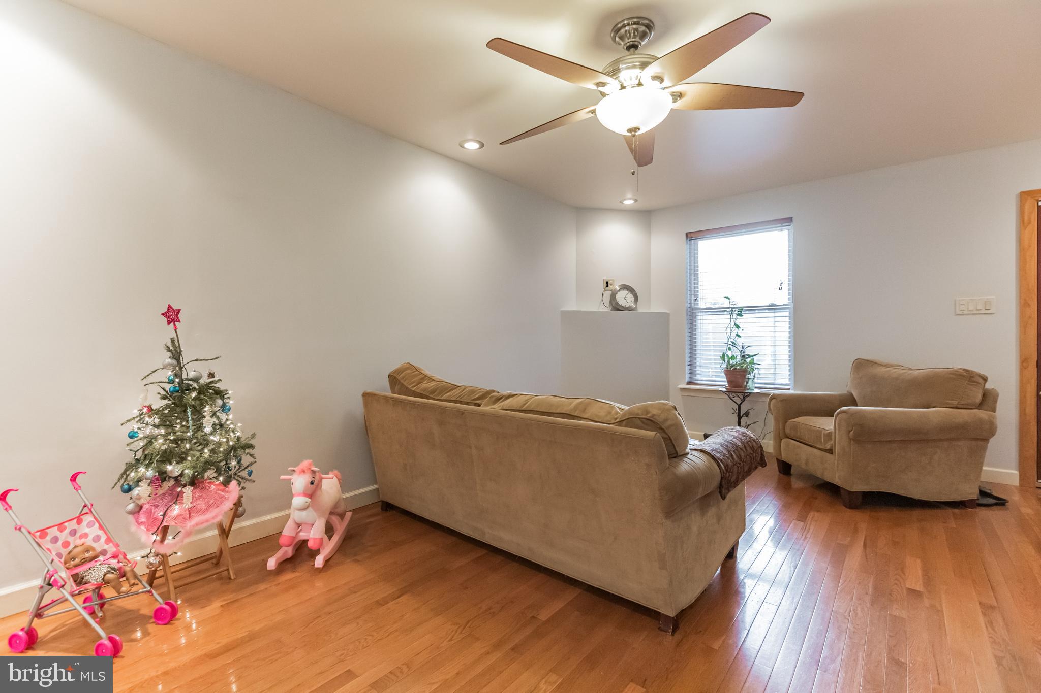 925 Atwood Road Philadelphia, PA 19151 - Photo 7 of 24 Living-room