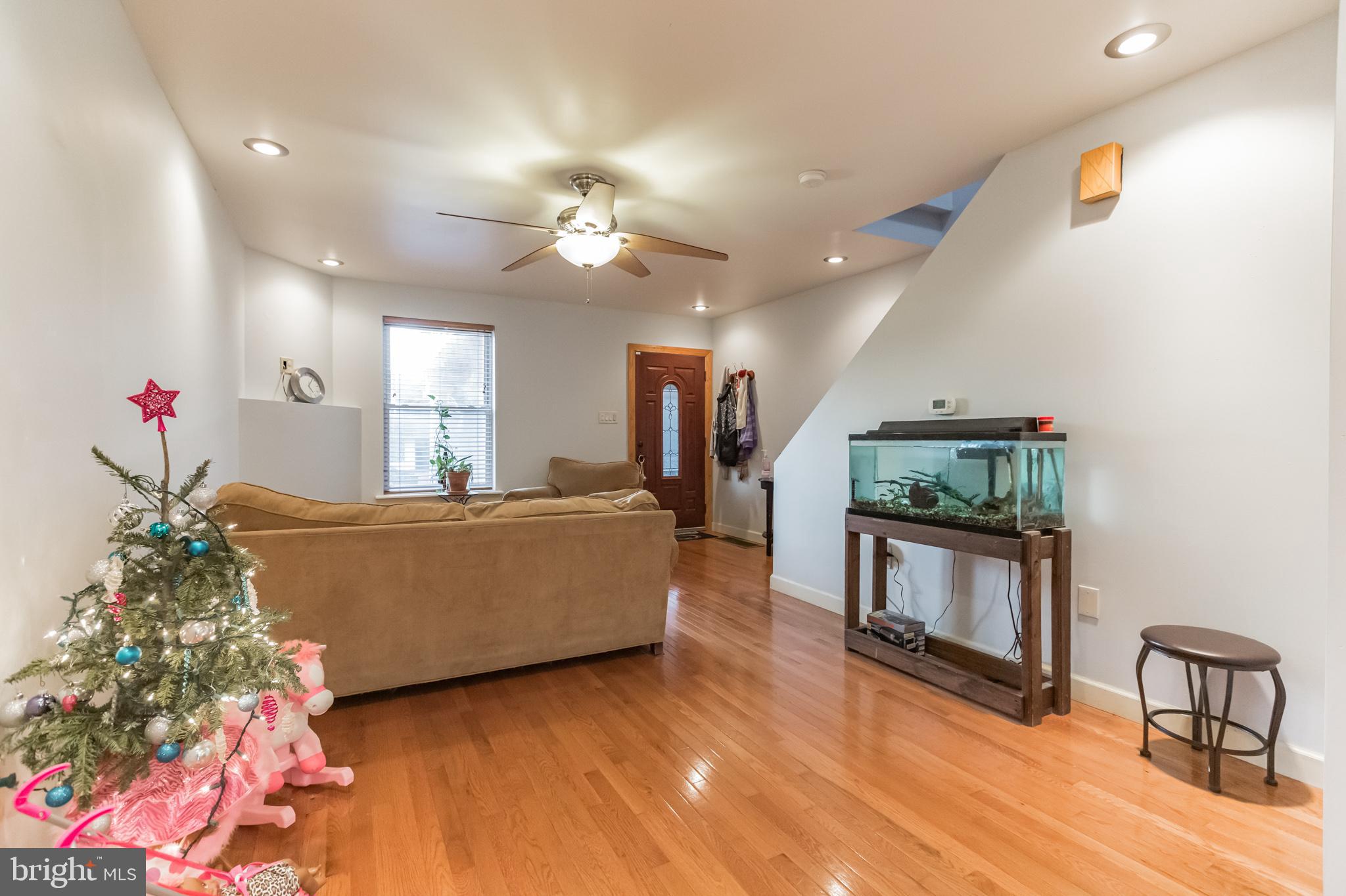 925 Atwood Road Philadelphia, PA 19151 - Photo 8 of 24 Living-room