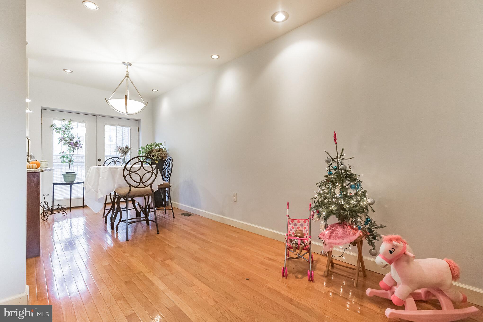 925 Atwood Road Philadelphia, PA 19151 - Photo 9 of 24 Living-room