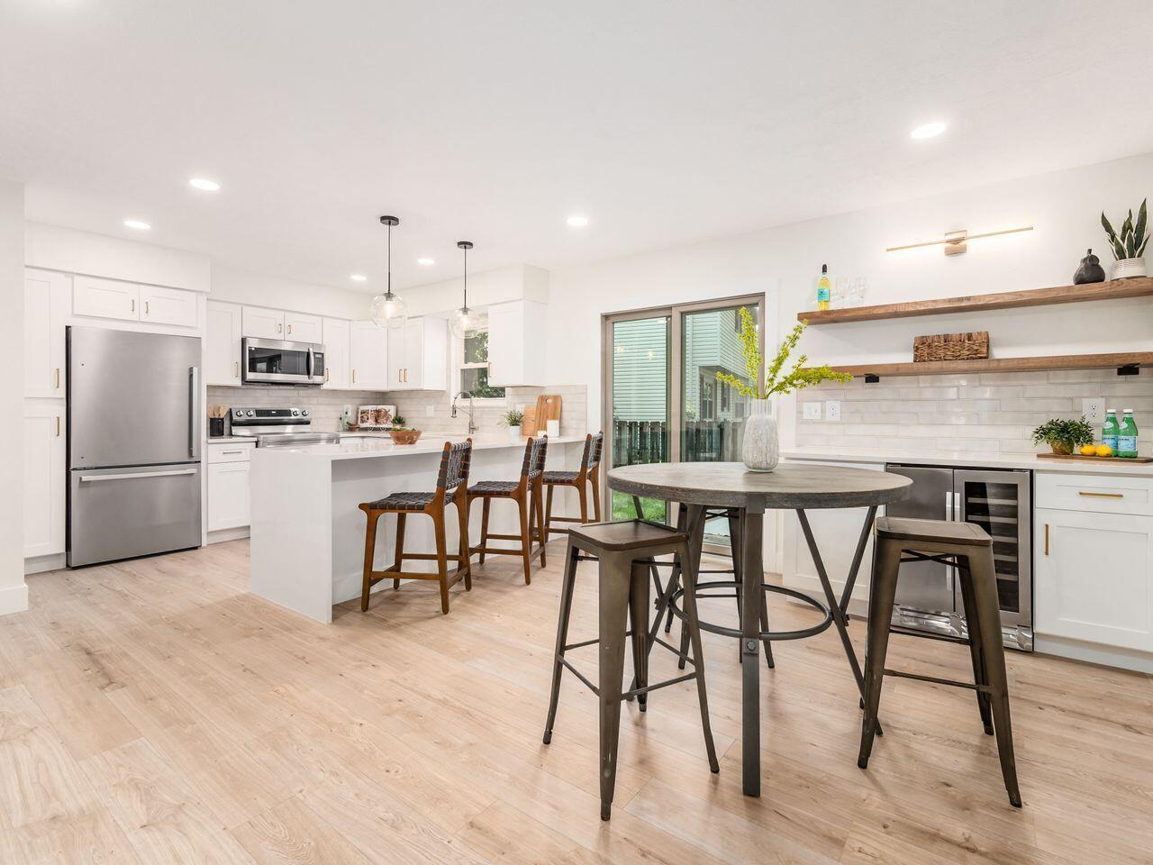 kitchen/eat-in space
