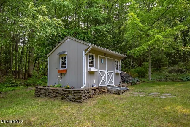 a view of a house with backyard and garden