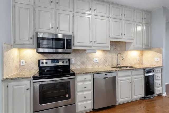 $2,500 | 2408 Enfield Road, Unit 212, Austin, TX 78703