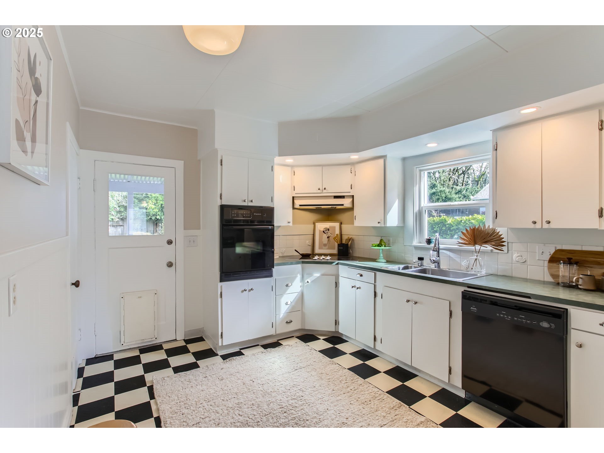 2827 Southwest Custer Street Portland, OR 97219 - Photo 9 of 30 Kitchen