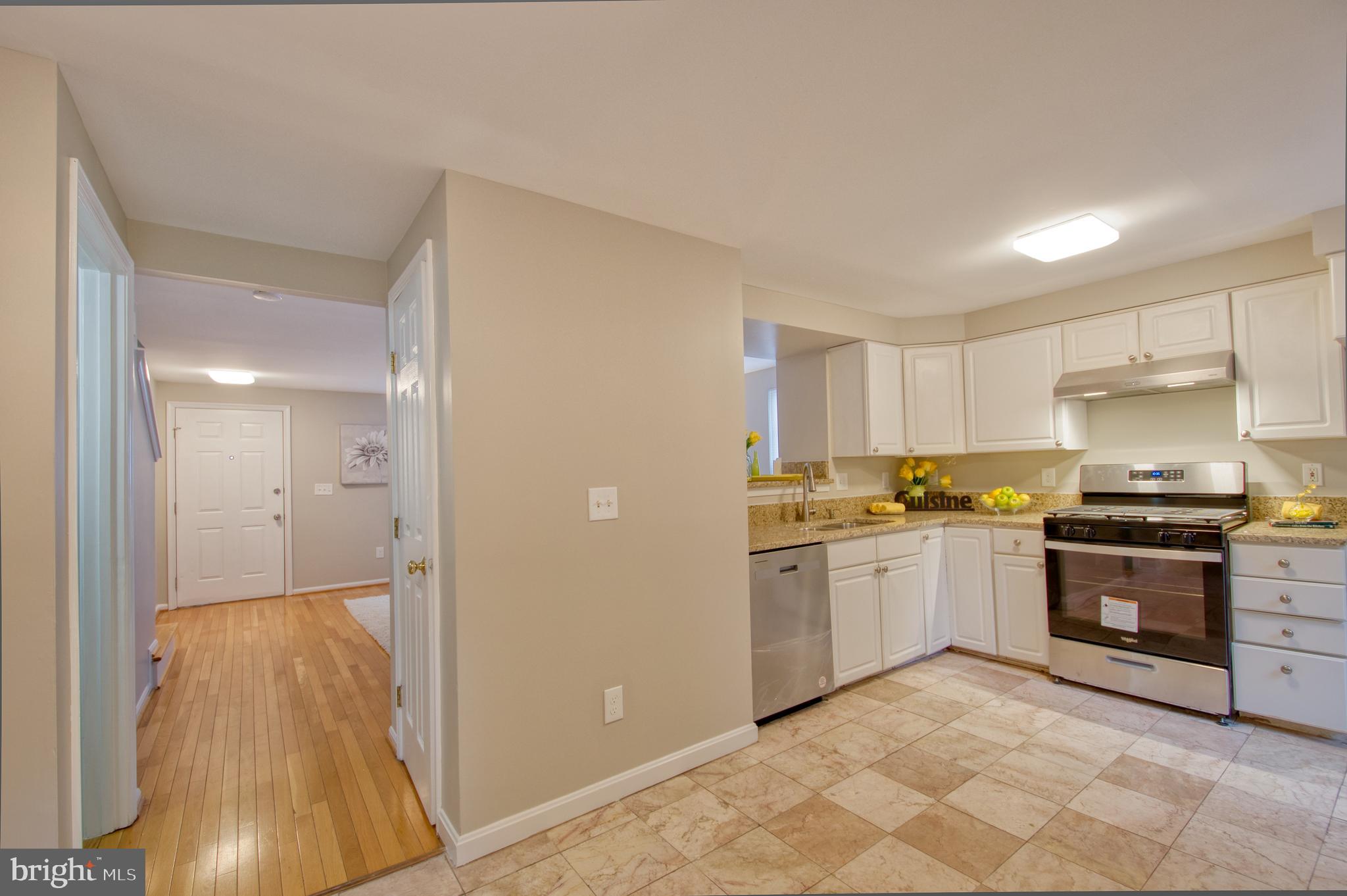 45412 Gable Square Sterling, VA 20164 - Photo 8 of 36 Large Eat in Kitchen