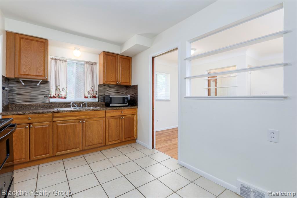 24641 Ridgedale Street Oak Park, MI 48237 - Photo 11 of 27