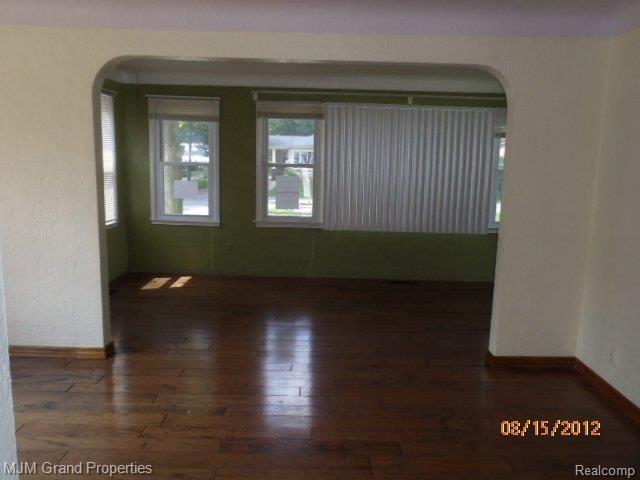 12210 Maxwell Road Carleton, MI 48117 - Photo 3 of 12 12210 Maxwell Dining Living Room