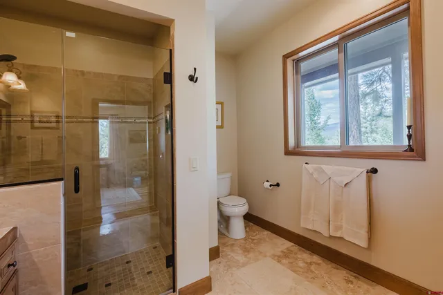 a bathroom that has a toilet in it