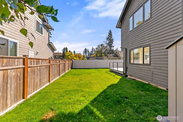 a view of a backyard with barn