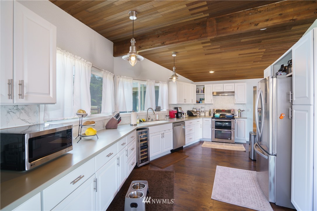 1967 West Beach Road Oak Harbor, WA 98277 - Photo 8 of 29 Gallery Image 8