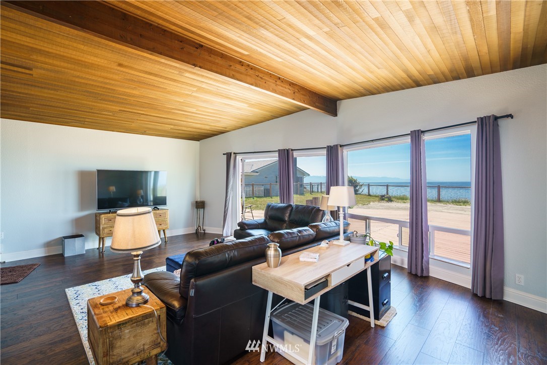 1967 West Beach Road Oak Harbor, WA 98277 - Photo 9 of 29 Gallery Image 9