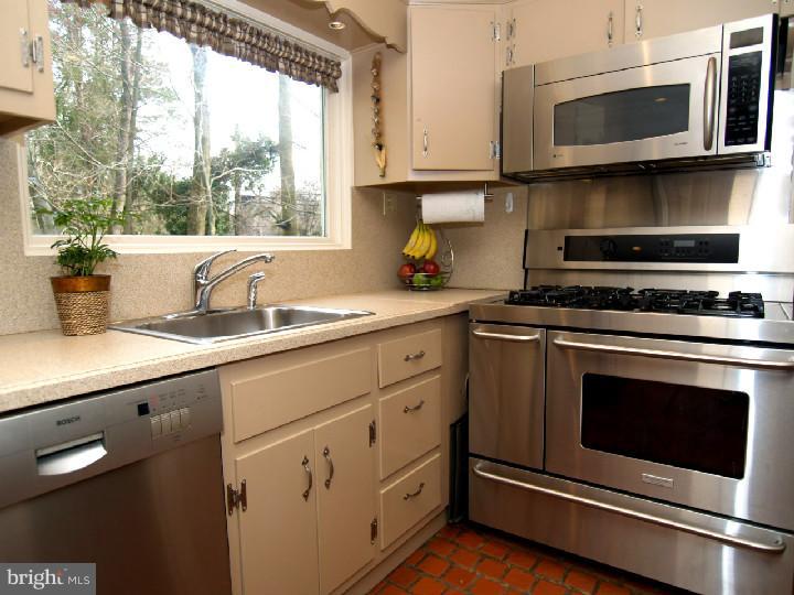 1242 Knox Road Wynnewood, PA 19096 - Photo 6 of 25 Gallery Image 6