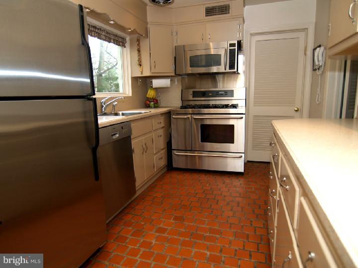 1242 Knox Road Wynnewood, PA 19096 - Photo 7 of 25 Gallery Image 7