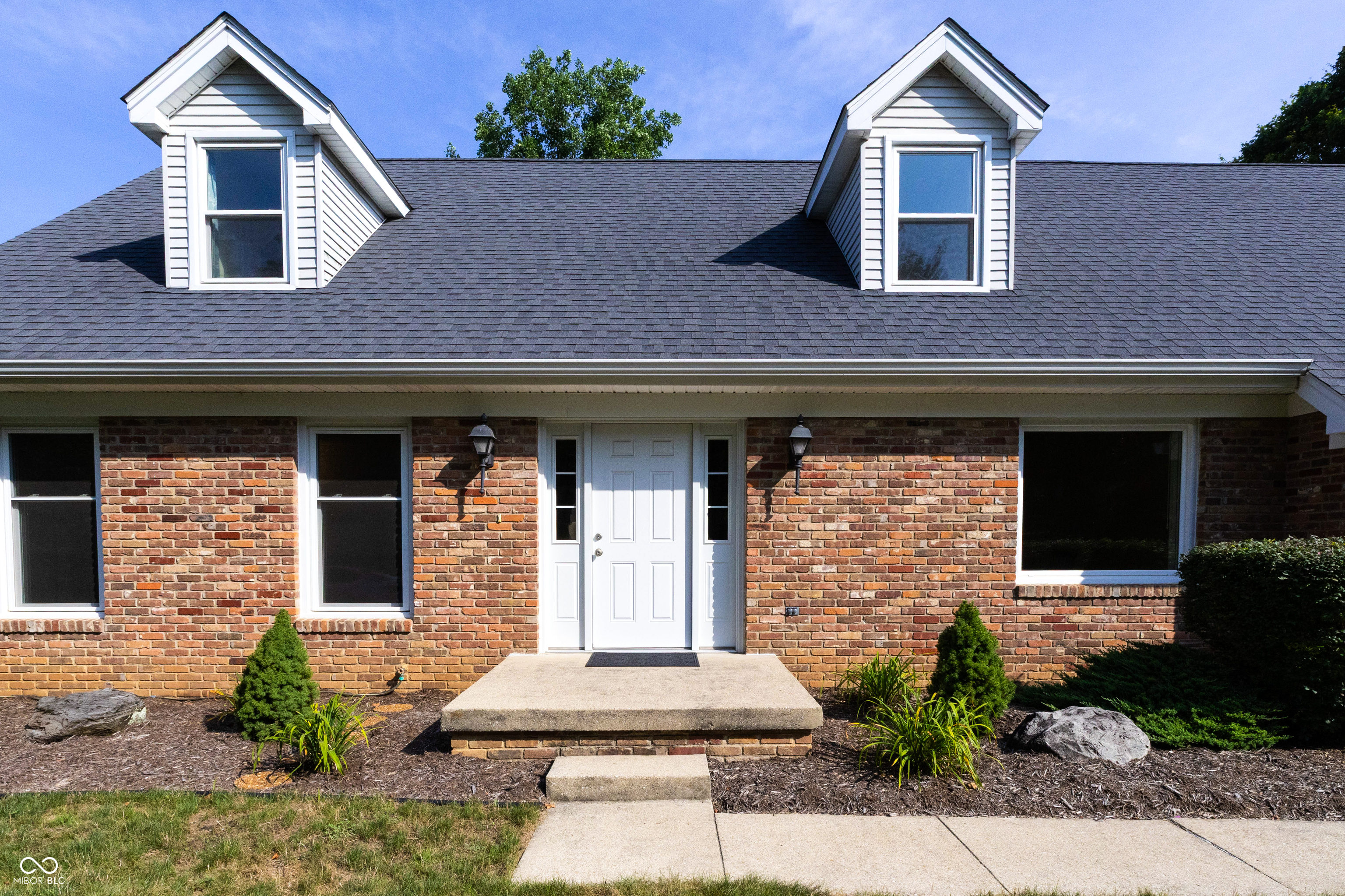 1036 Goldfinch Road Columbus, IN 47203 - Photo 2 of 43 Gallery Image 2