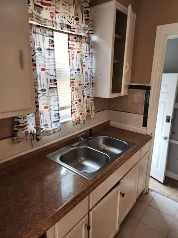 $900 | 20529 Irvington Street, Highland Park, MI 48203