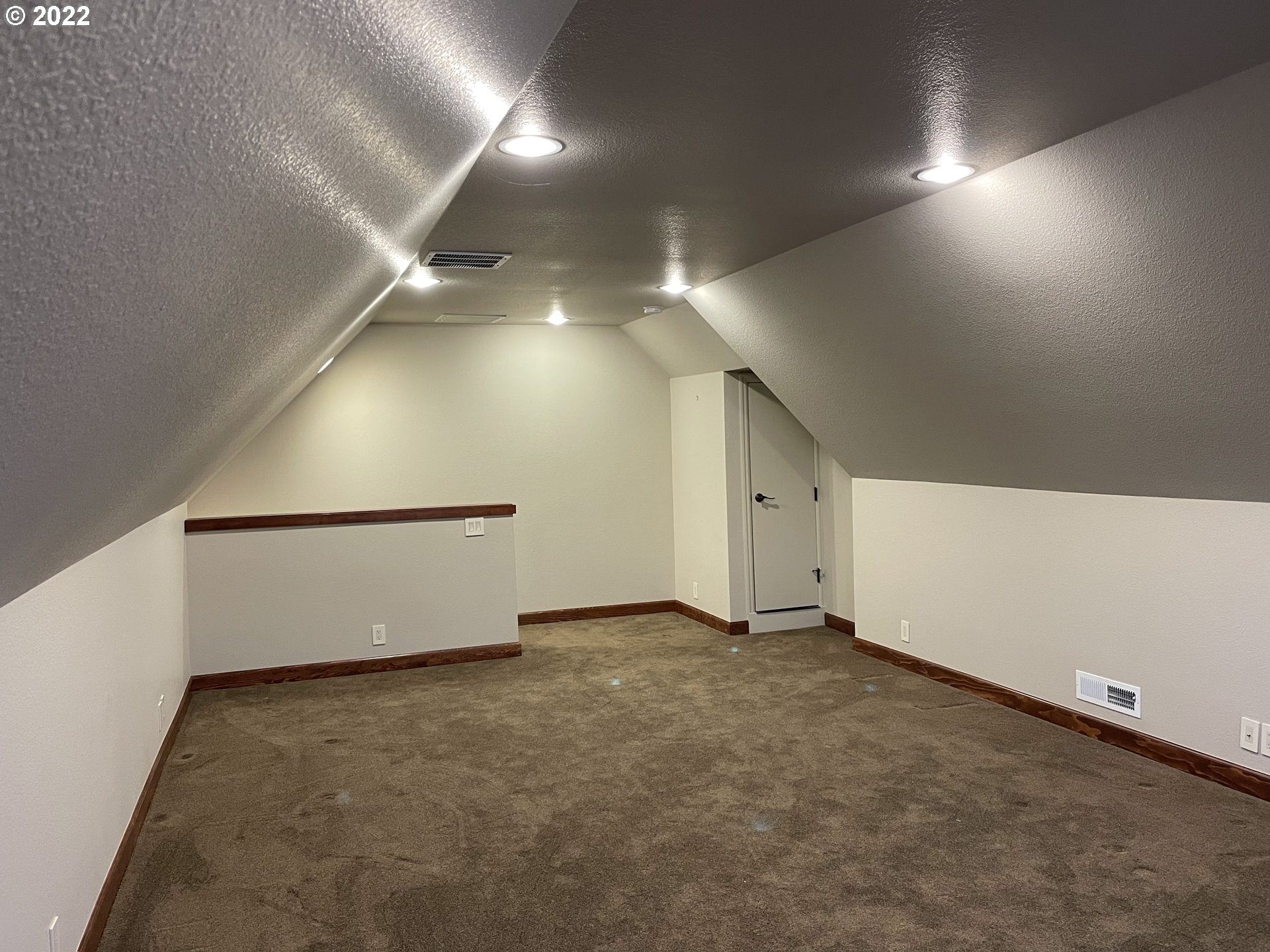 3247 Lake Crest Drive Eugene, OR 97408 - Photo 14 of 31 an empty room with windows