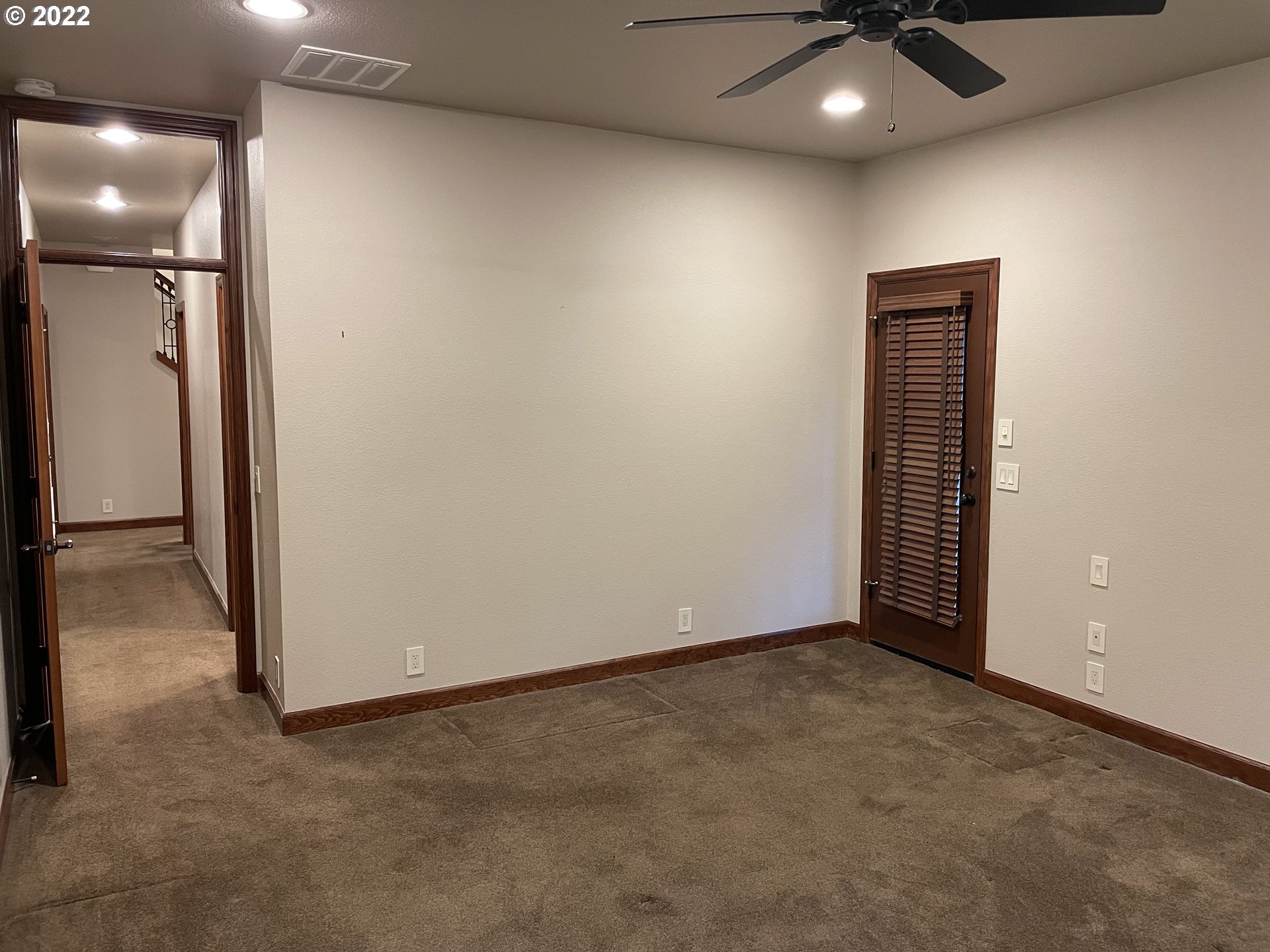 3247 Lake Crest Drive Eugene, OR 97408 - Photo 17 of 31 an empty room with windows and closet