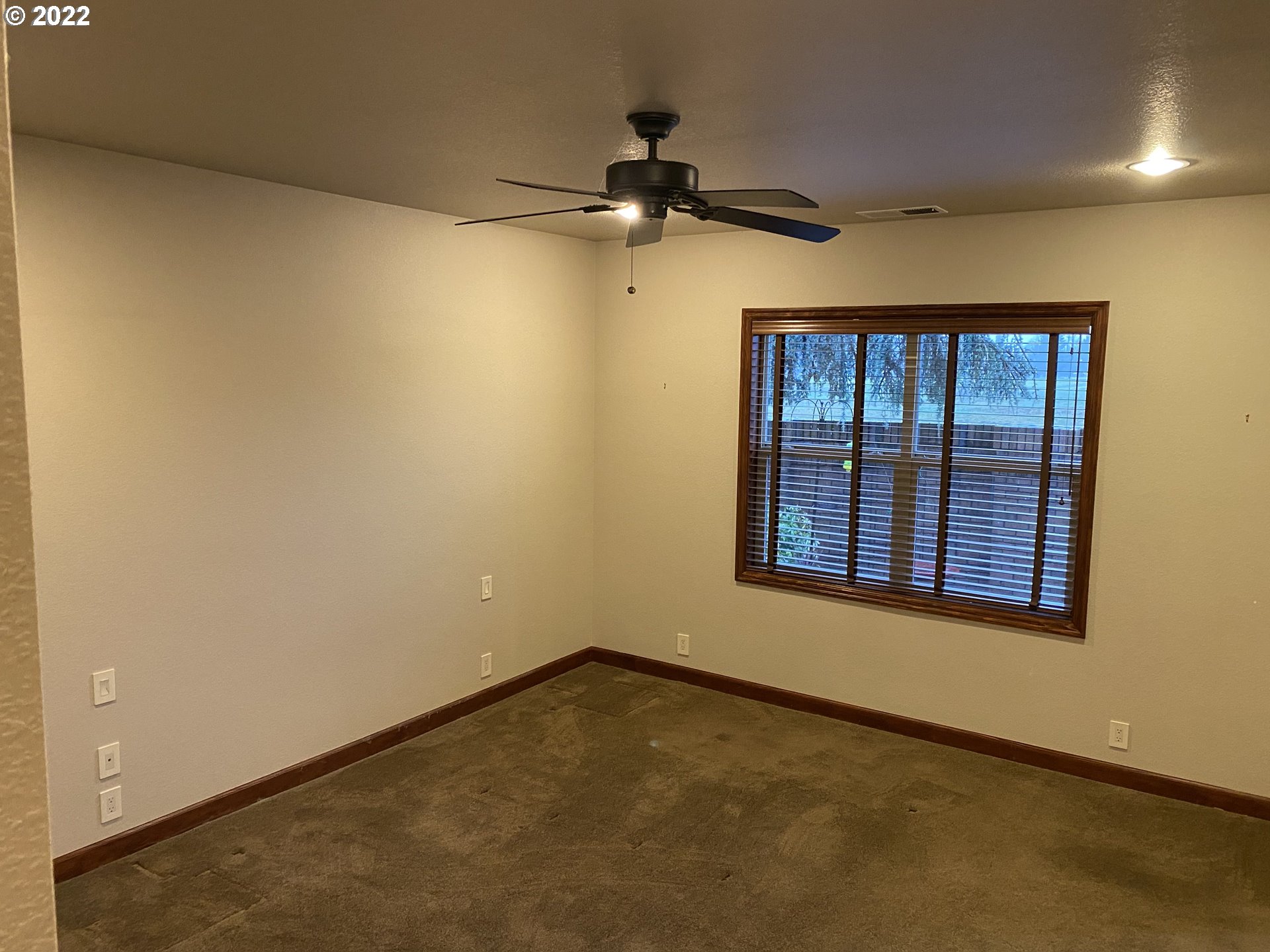 3247 Lake Crest Drive Eugene, OR 97408 - Photo 18 of 31 an empty room with a window